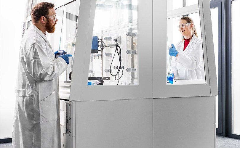 Two laboratory assistans working with a Secuflow Vision lab fume hood