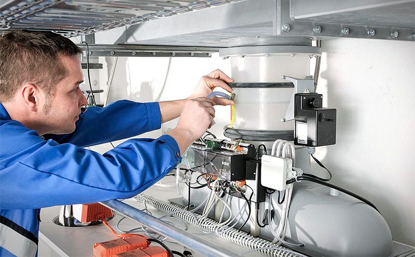 Person arbeitet an elektrischer Steuerungseinheit