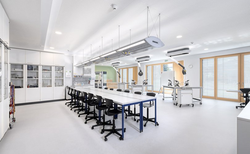 MINT-Raum mit großem Gruppentisch