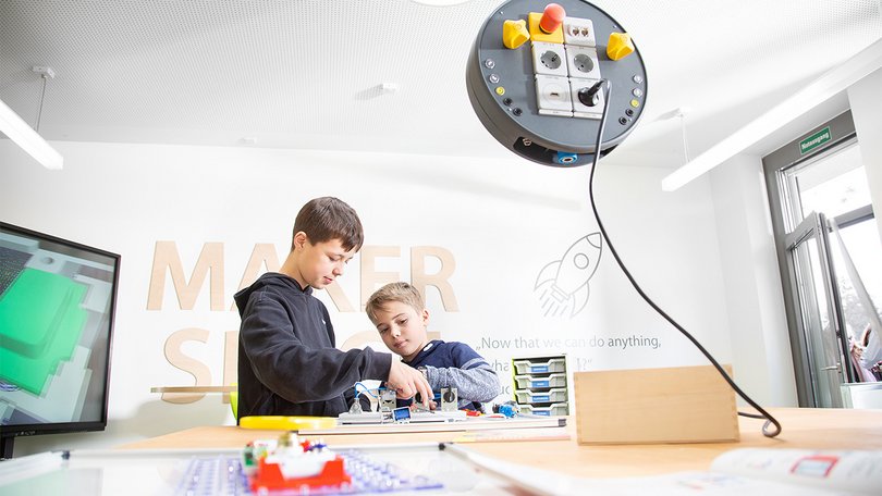 Person showing students an experiment in a makerspace