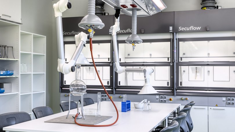 Experiment am Tisch mit Abzug