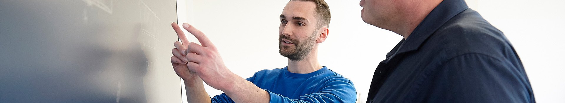 Mann schult eine andere Person