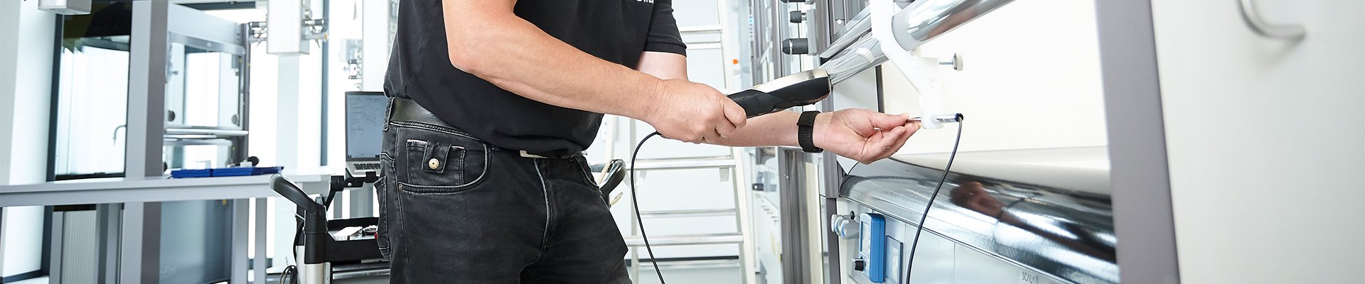 Person führt Reparatur an Laboranlage durch